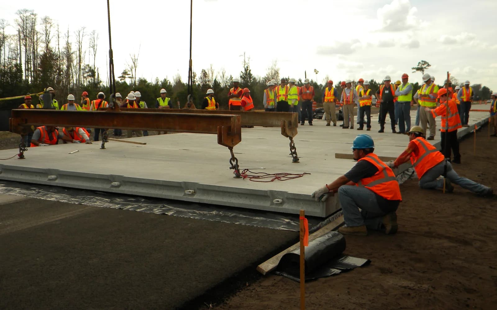 Auf einer Baustelle verlegte Betonfertigteil-Fahrbahnplatte
